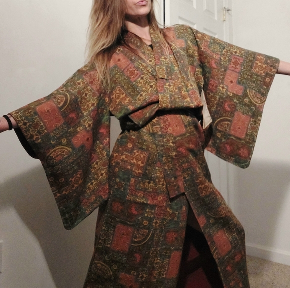 Vintage 50's 60's Japanese silk Kimono w/ tapestry design - Picture 2 of 16